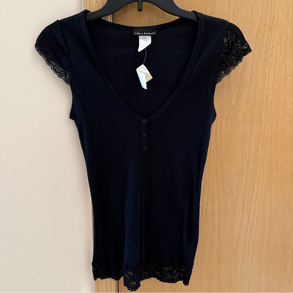 NWT Y2K Urban Behavior Black V-Neck Blouse Top Size L Rayon Cap Sleeve
